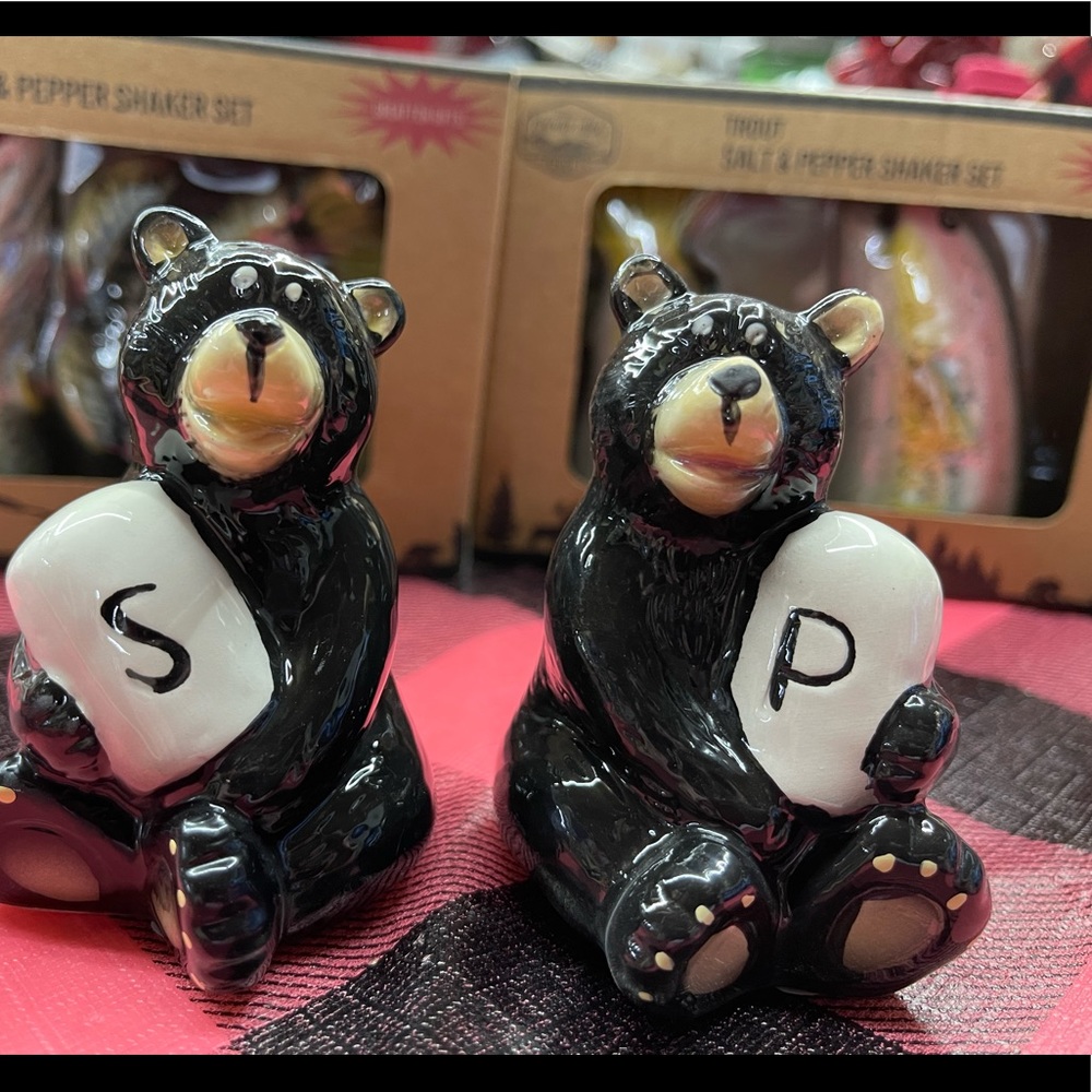 Black Bear salt & pepper shaker set